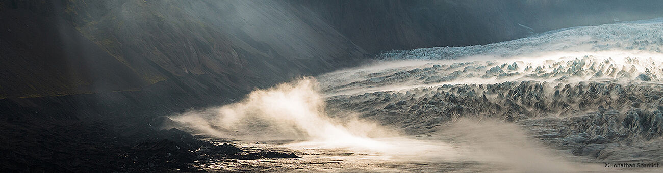 Gletscher, Meer, Berge. Foto von Jonathan Schmidt