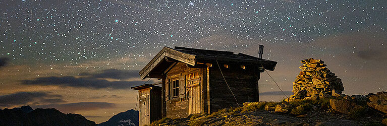 Berghütte vor Sternenhimmel. Foto von Stephan Troyer