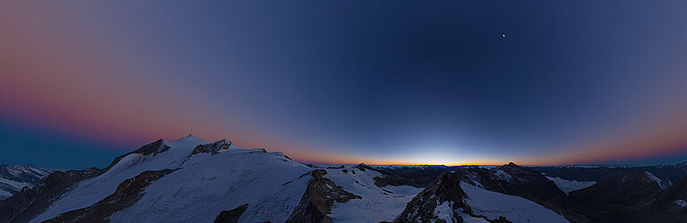 Sonnenaufgang auf Berggipfel, Himmel und ein Stern