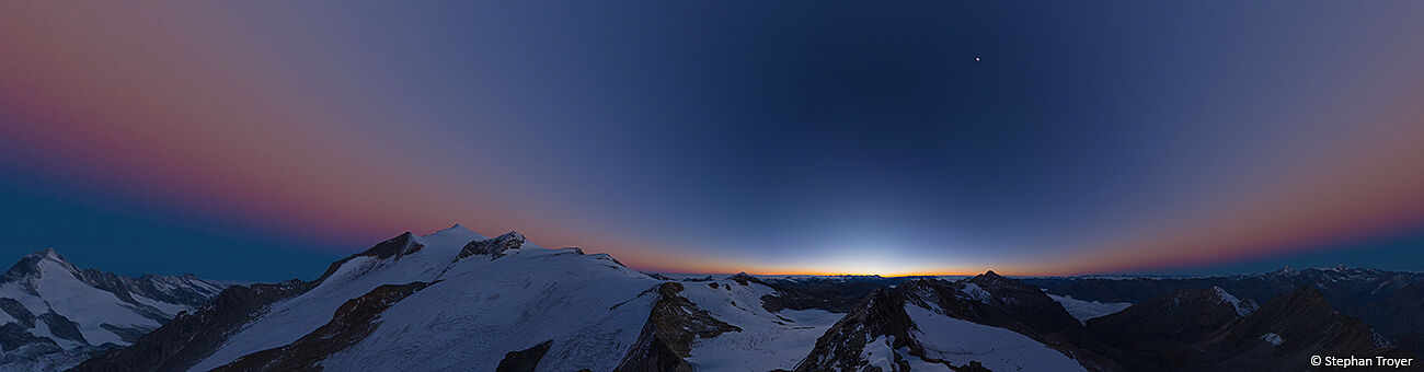 Sonnenaufgang auf Berggipfel, Himmel und ein Stern